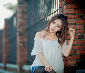 Chinese Girl White Tube Blouse
