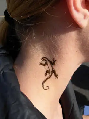 Lizard Tatuaje En El Cuello