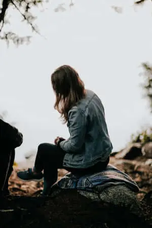 Mujer Soltera Sitting On A Rock