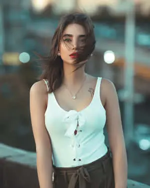 Captivating Beauty: Portrait of a Stunning Woman