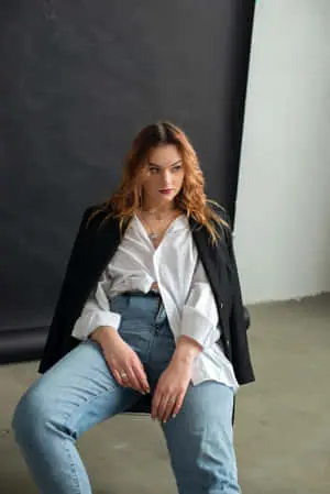 Girl Model Sitting Pose Picture